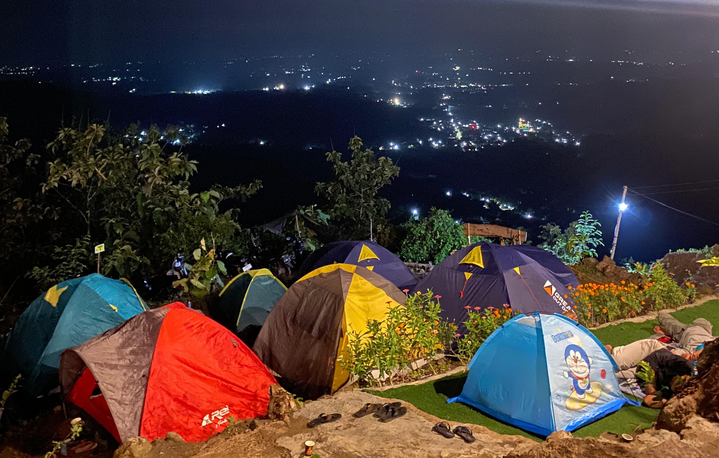 Tenda-tenda didirikan di Puncak Panggang saat malam hari.