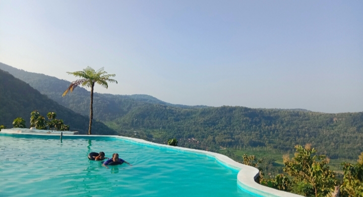 Wisatawan berenang di Kolam Renang Bukit Panggang.