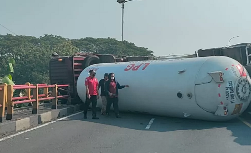 Truk tangki LPG terguling di Jembatan Mliriprowo Tarik Sidoarjo