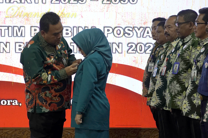 KEREN: Bupati Blora Arief Rohman saat melantik istrinya Hj. Ainia Sholichah beserta jajaran sebagai im Penggerak PKK Kabupaten Blora Masa Bakti 2025&ndash;2030.