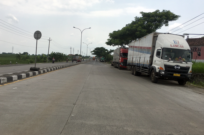 MANDEK: Truk trailer berhenti di jalan lingkar selatan Pati belum lama ini.