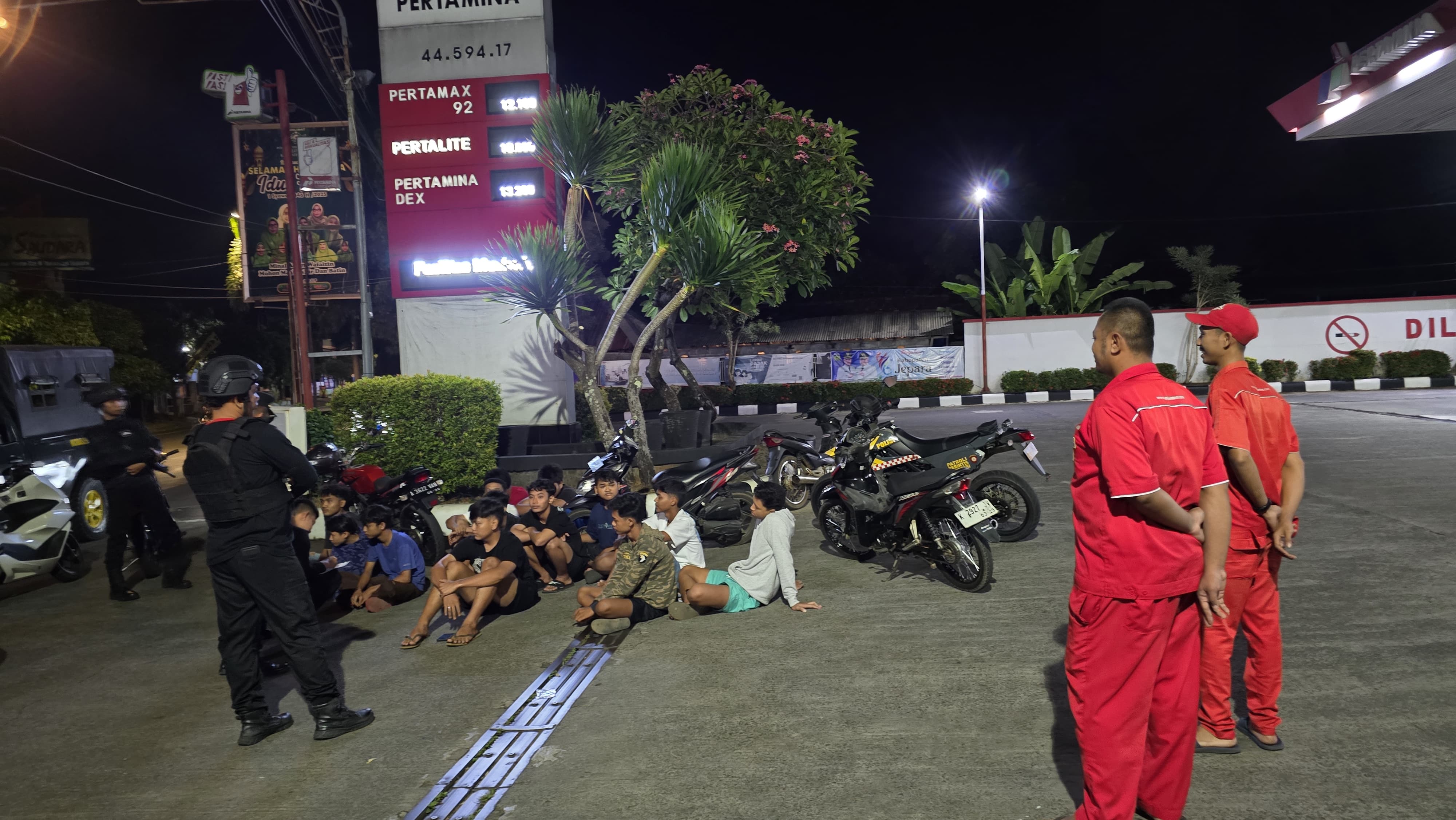 Pelaku balap liar di Tahunan kocar-kacir saat dirazia Patroli Tim Siraju Polres Jepara, Sabtu (7/6/2025) malam.  Polisi berhasil mengamankan sejumlah sepeda motor dan remaja yang melakukan balap liar