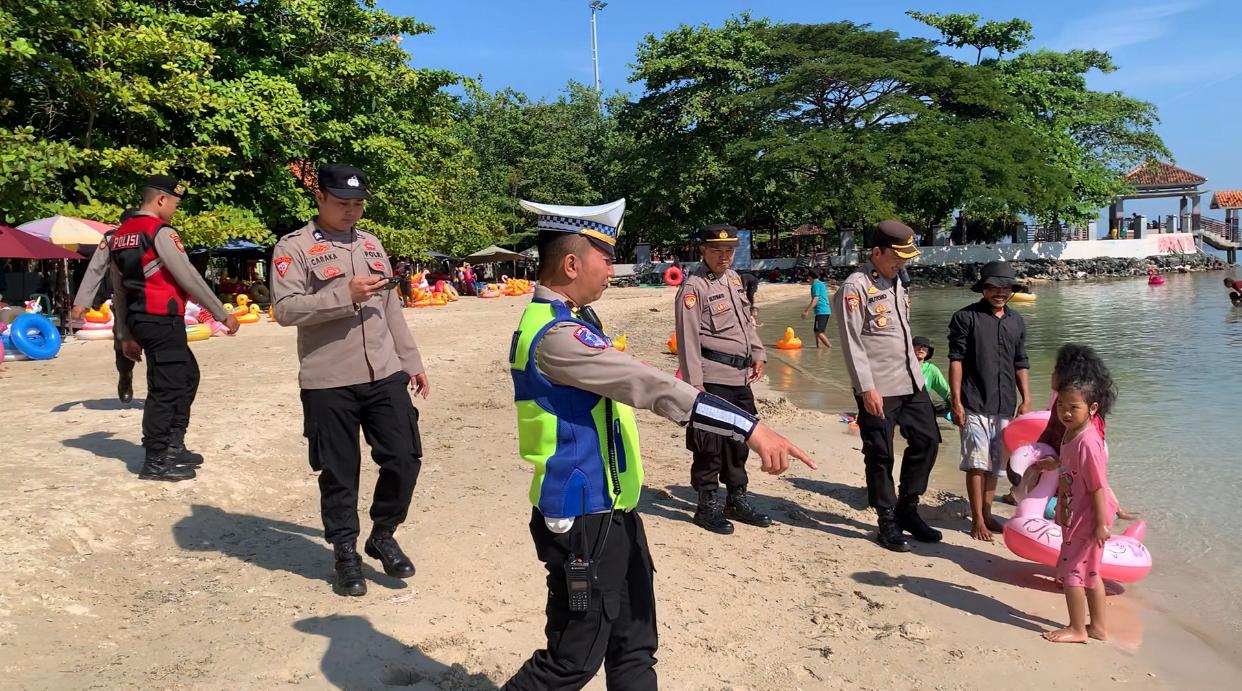 Kepolisian Resor (Polres) Jepara, Polda Jawa Tengah, meningkatkan patroli di kawasan wisata Bandengan.