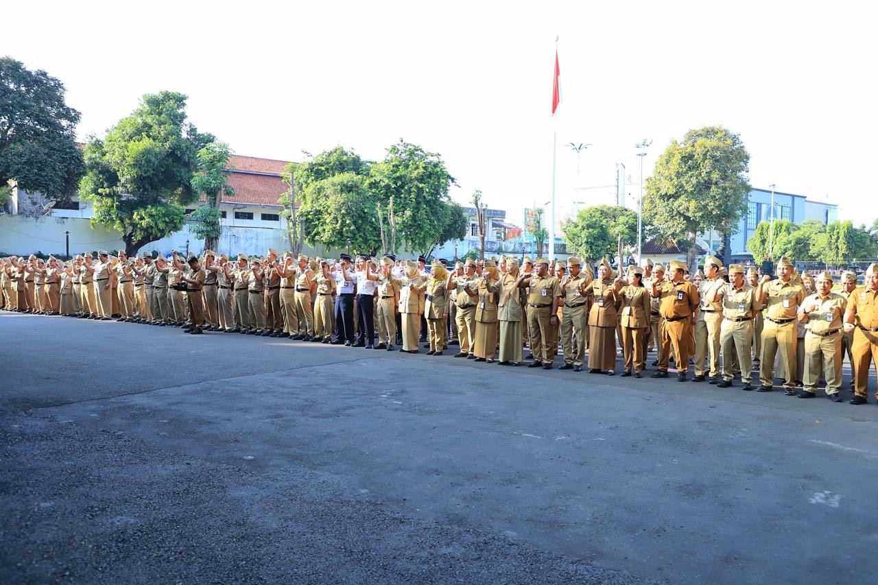 APEL PAGI: ASN di Kudus berbaris rapi saat mengikuti kegiatan apel pagi di Pendapa Kabupaten Kudus.