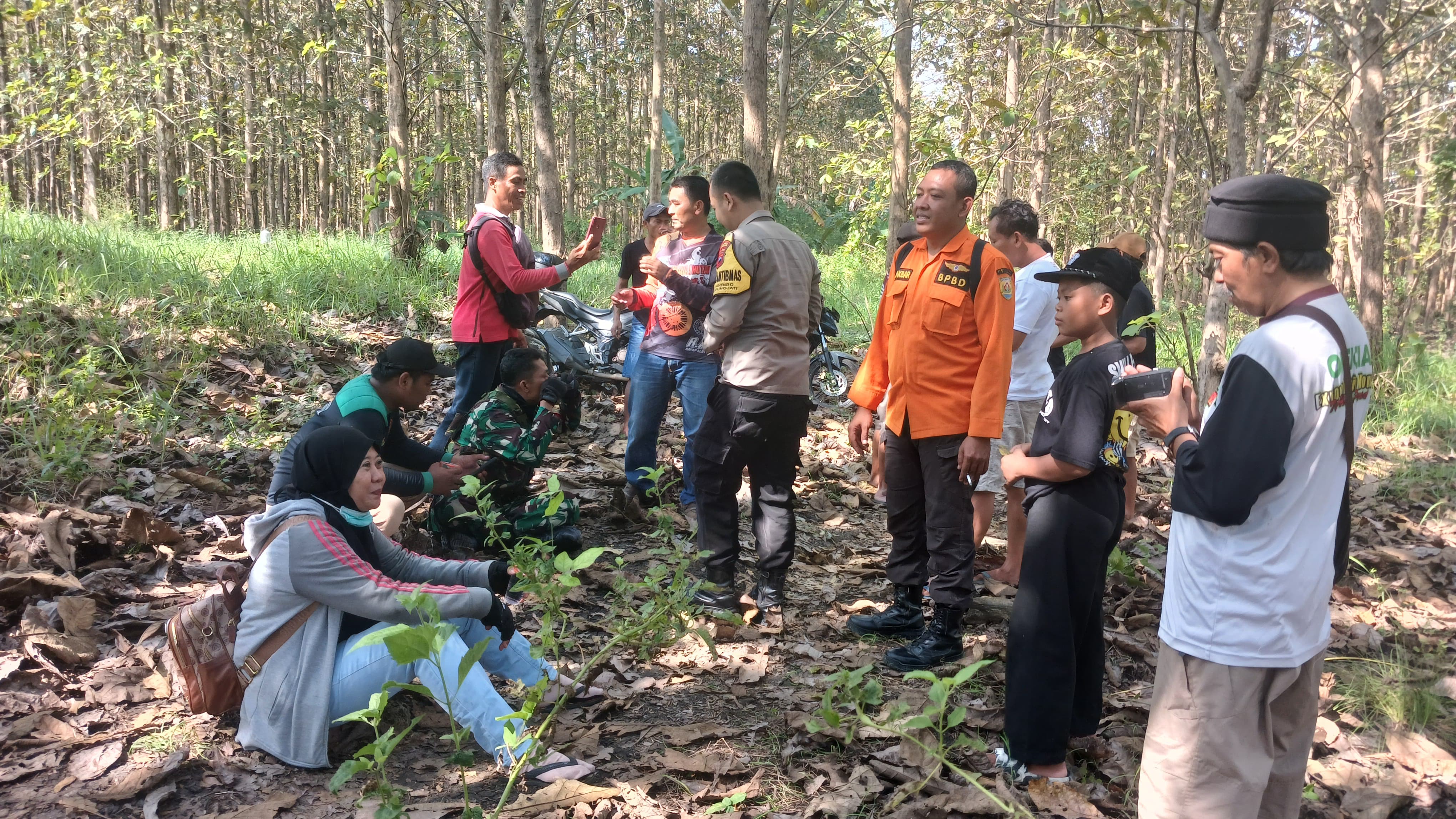DIEVAKUASI: Seorang perempuan saat berhasil dievakuasi tim gabungan dari dalam hutan Desa Panimbo Kecamatan Kedungjati.