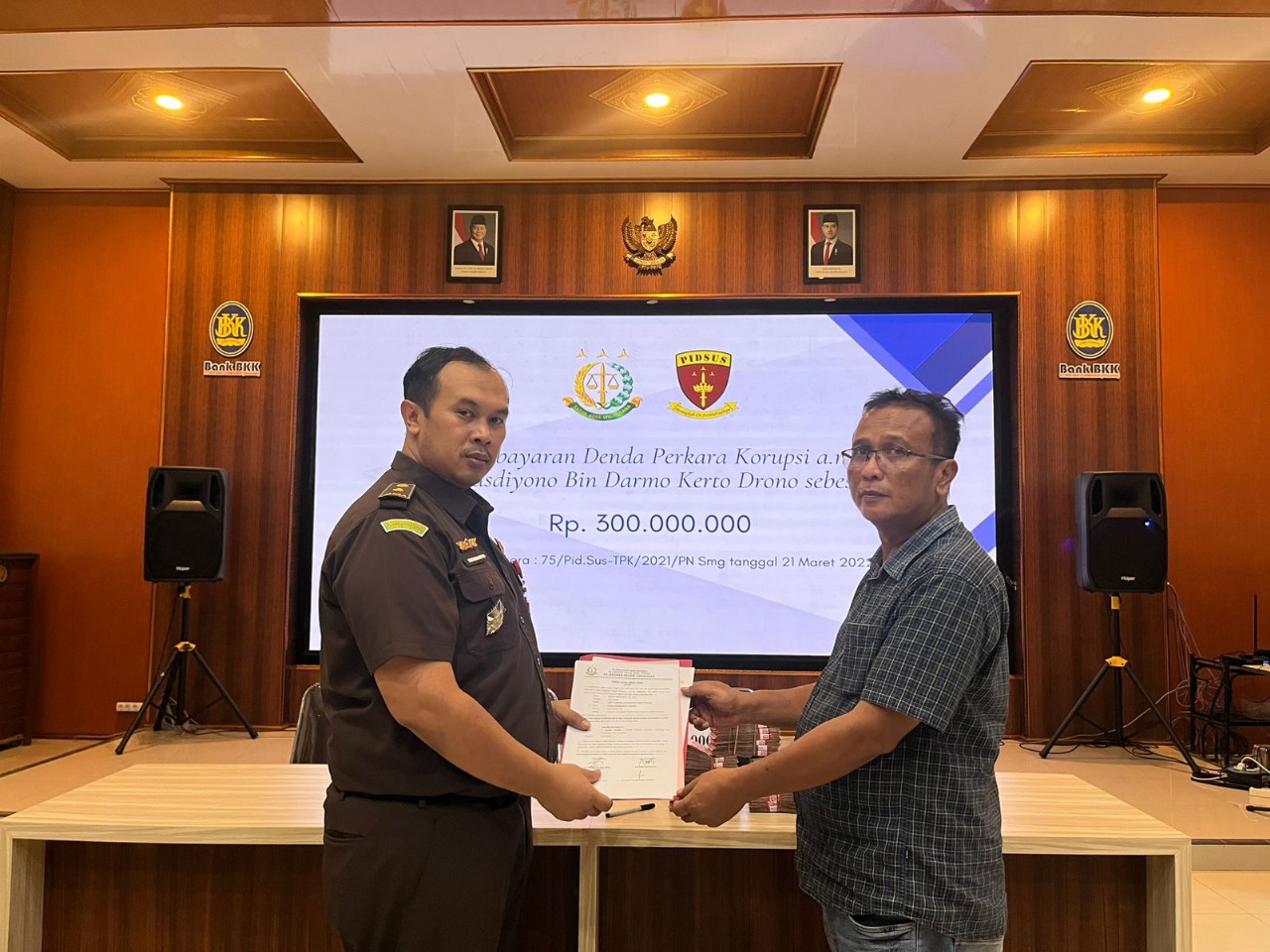 SERAHKAN UANG: Keluarga Kusdiyono terdakwa perkara penyimpangan pembayaran pembelian tanah untuk pembangunan gudang Bulog menyerahkan uang denda sebesar Rp 300 juta ke Kejari Grobogan belum lama ini.