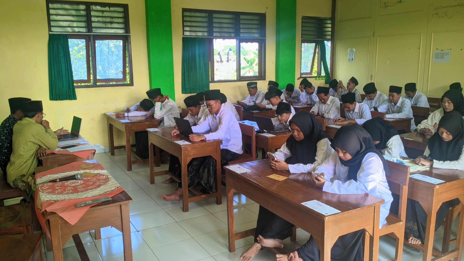 INDAH SUSANTI/RADAR KUDUS BELAJAR: Siswa SMP di Kudus saat mengikuti KBM di kelas.