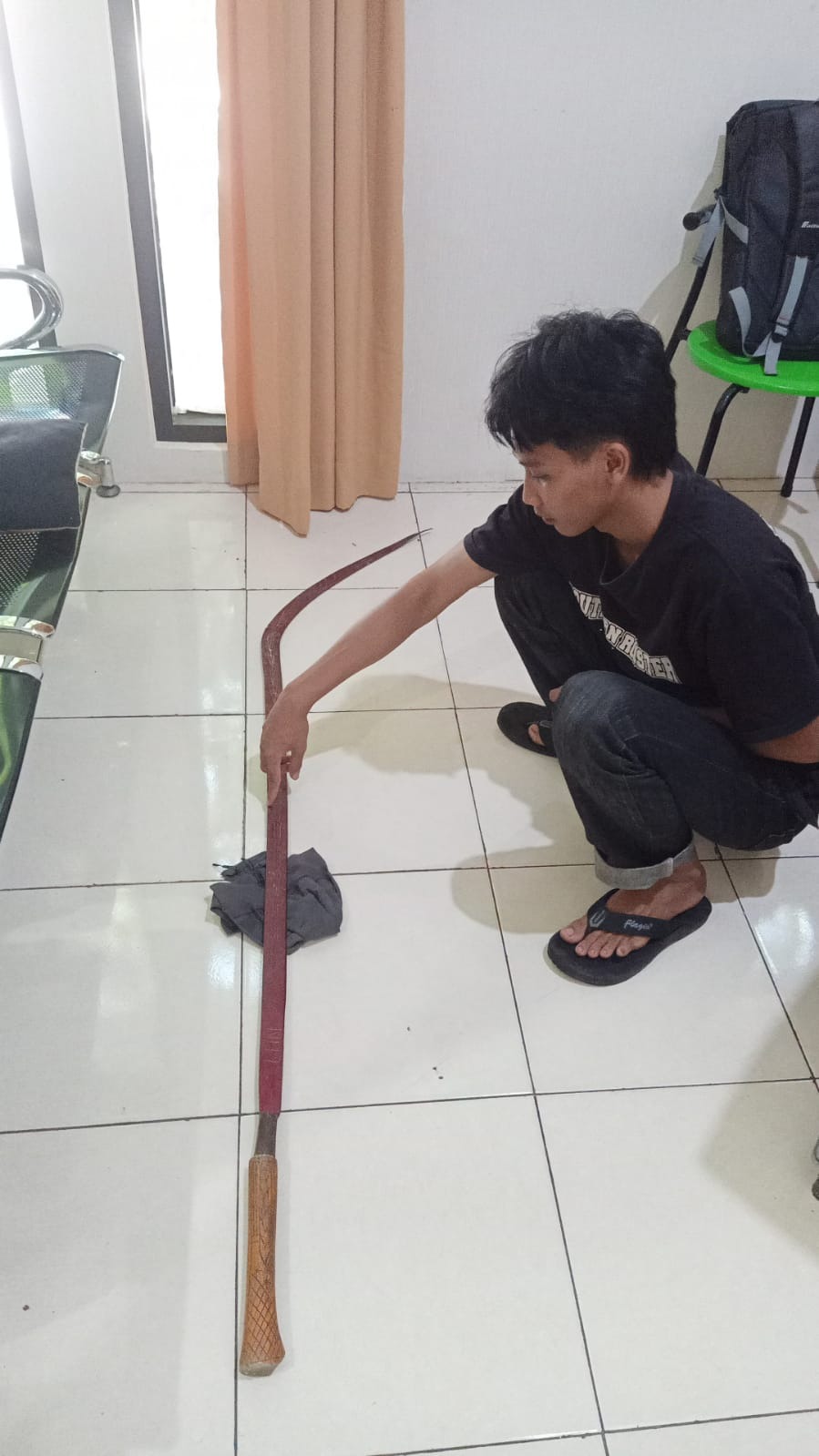 BARANG BUKTI &ndash; Tersangka saah satu pelajar menunjukan barang bukti sajam yang dibawa ketika berada di Desa Temon, Kecamatan Brati.