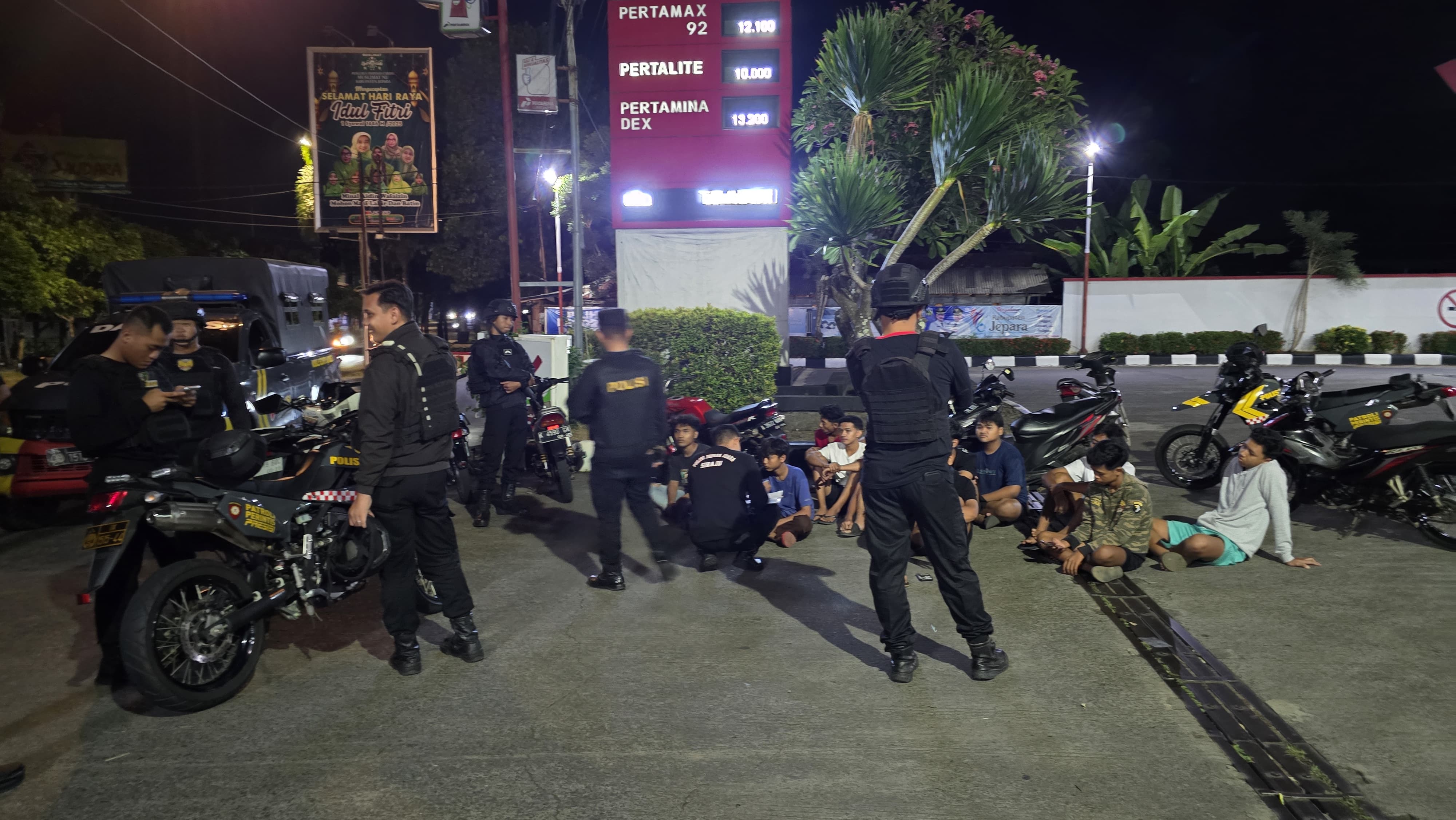 TAK BERKUTIK: Para pelaku balap liar berhasil diamankan oleh Tim Siraju Polres Jepara malam Sabtu malam Minggu (7/6).