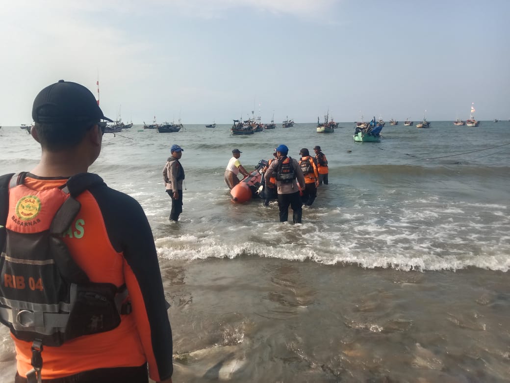 PENCARIAN: Proses pencarian nelayan yang diduga tercebur usai terlilit jaring.
