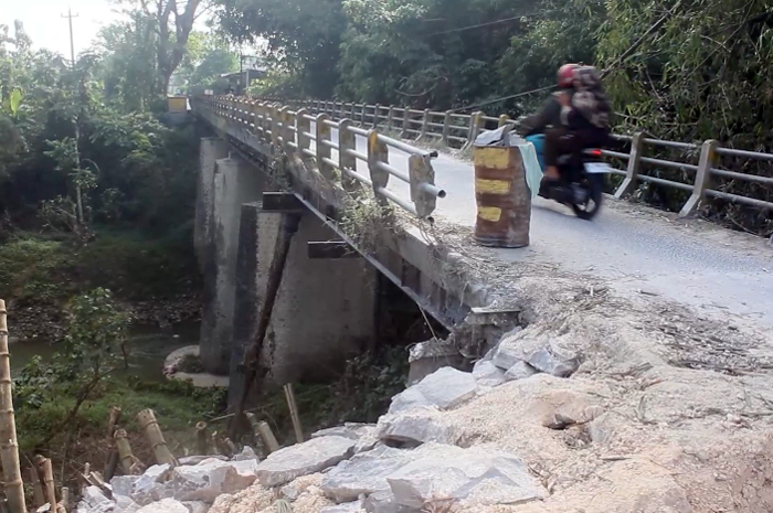 RUSAK PARAH: Jembatan Temuwoh yang ada di Desa Trembulrejo mengalami longsor dan mengakibatkan kerusakan parah.