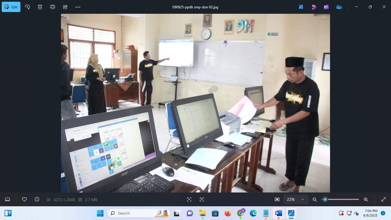 BANTU DAFTAR: SMP 2 Kudus menyiapkan ruangan untuk pembuatan akun untuk seleksi penerimaan murid baru. (DONNY SETIYAWAN)