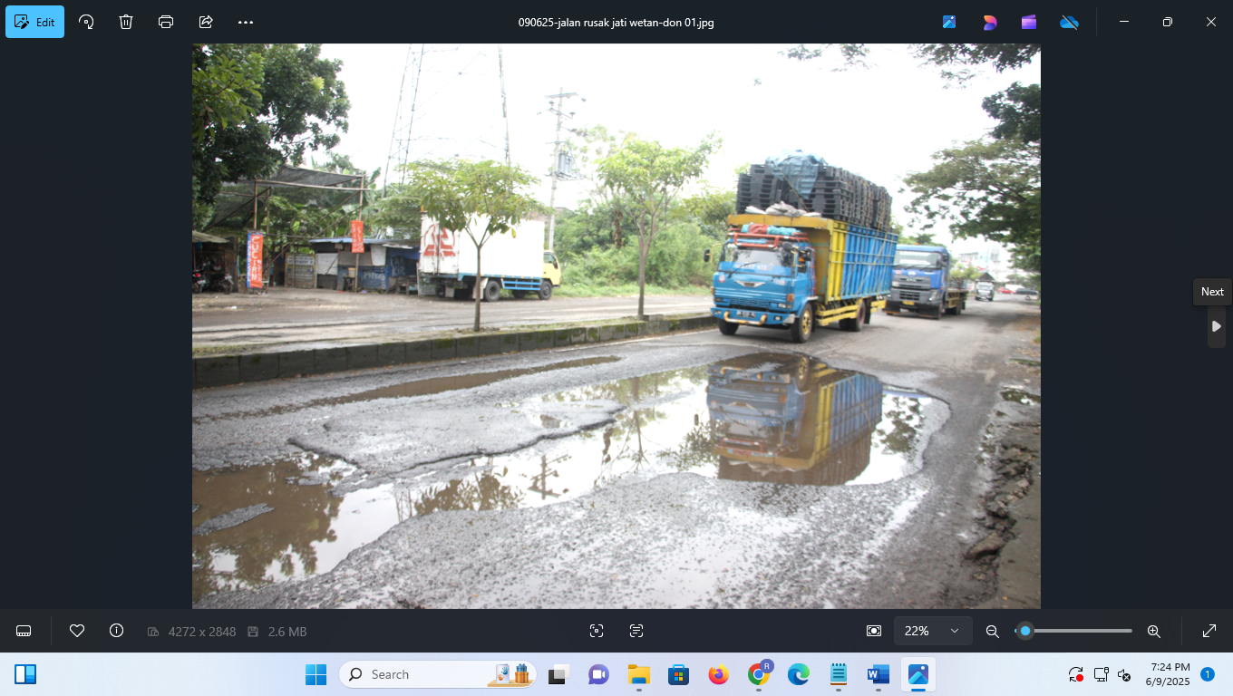 Jalan boulevard di Kudus banyak dijumpai sejumlah lubang. Kondisi ini diperparah dengan kubangan air pascahujan. (DONNY SETIYAWAN/RADAR KUDUS)