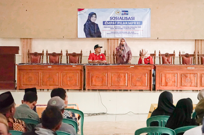BERI MATERI: Harmusa Oktaviani anggota DPP RI Dapil Jateng III saat mengisi sosialisasi 4 pilar di gedung serbaguna, kecamatan Sulang beberapa waktu lalu.