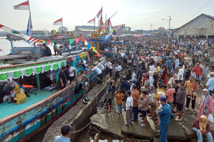 ANTUSIAS: Ribuan warga tengah menyaksikan Pesta Lomba pada April lalu di TPI Ujungbatu.