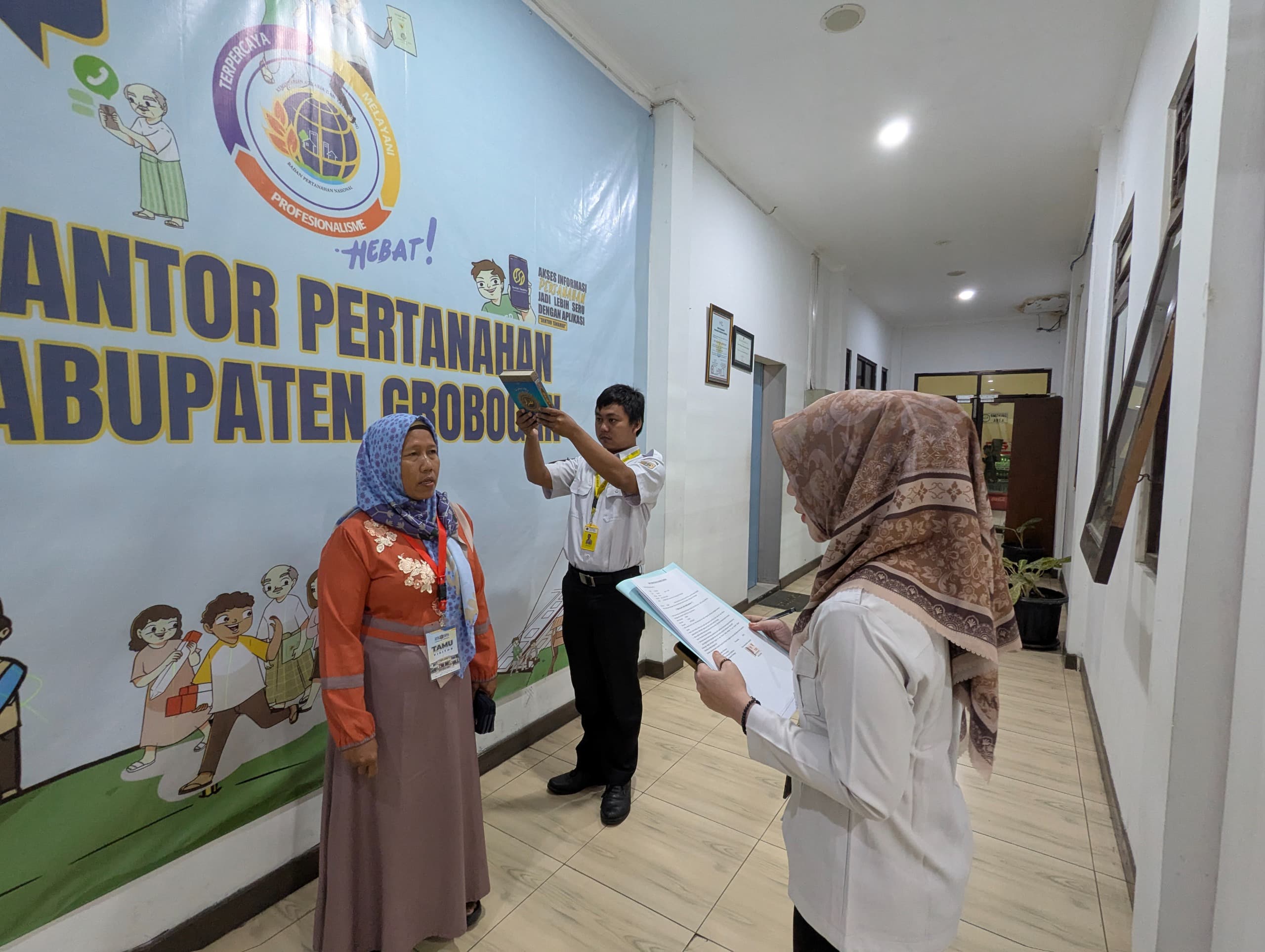 SUMPAH: Salah satu warga harus melangsungkan sumpah atas sertifikat tanah hilang.