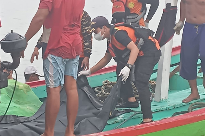 DITEMUKAN: Petugas SAR dibantu nelayan angkat jenasah Kasdi dari atas kapal, selanjutnya dibawa menuju rumah duka, Selasa (10/6).