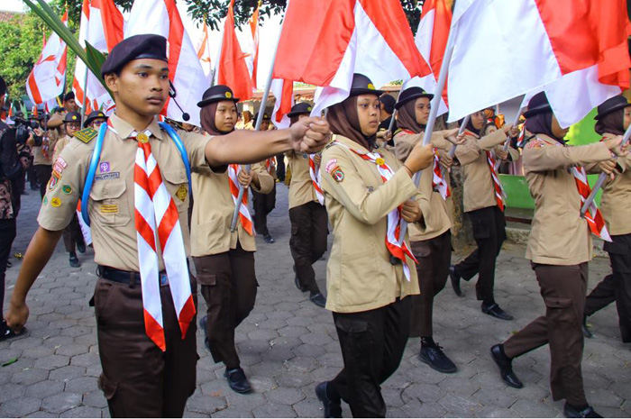 RENUNGAN MALAM: Anggota Pramuka melaksanakan kegiatan renungan malam.