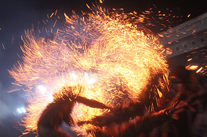 MEMBARA: Peserta saling serang dalam Festival Perang Obor yang digelar di Desa Tegalsambi, Tahunan, Jepara, kemarin malam.