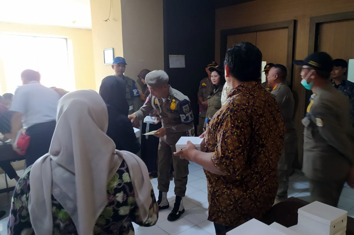 TEKANKAN KEDISPLINAN: HP milik pejabat dikumpulkan Satpol PP sebelum ikuti rapat di lantai IV.