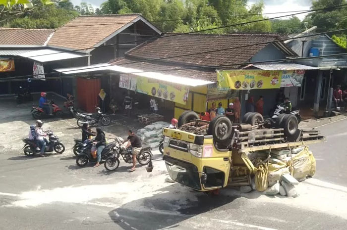 Truk pengangkut semen terbalik di persimpangan wilayah Dusun Talang, Desa Tremes, Kecamatan Sidoharjo, Wonogiri, Rabu (11/6/2025).