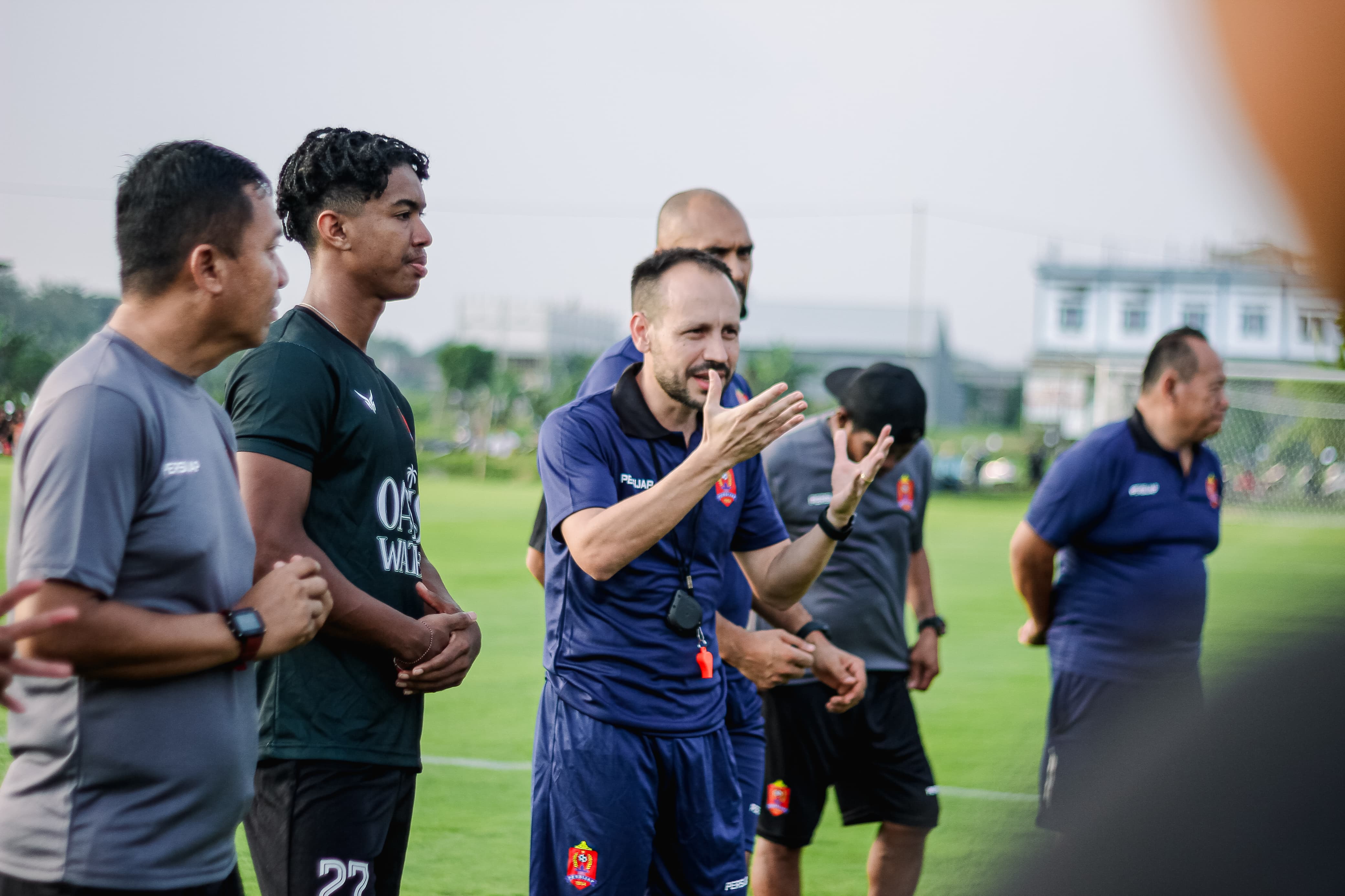 Pelatih baru Persijap Jepara M&aacute;rio Lemos pimpin latihan perdana di Lapangan Desa Teluk Wetan Kecamatan Welahan