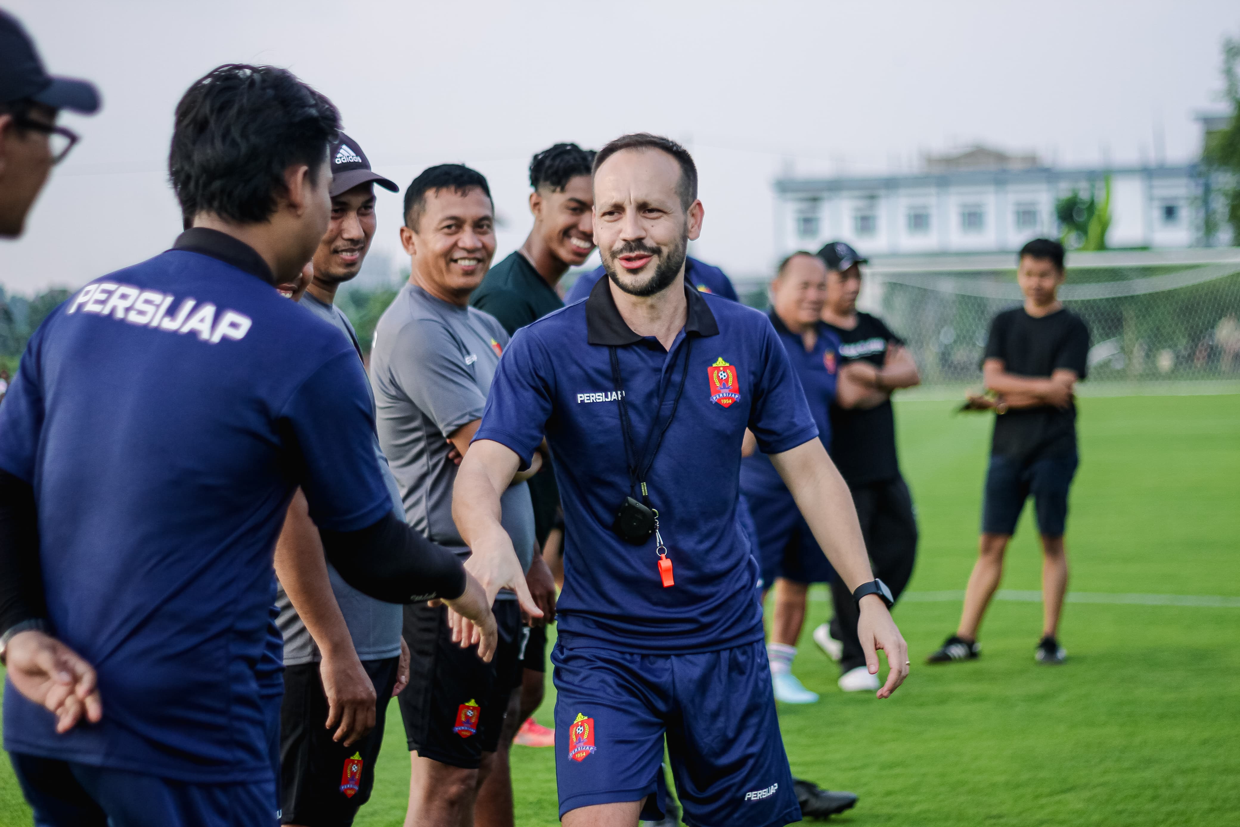 ENERGIK: M&aacute;rio Lemos pimpin latihan perdana di Lapangan Desa Teluk Wetan Kecamatan Welahan pada Rabu (11/6) sore.