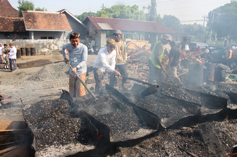 Bupati Sam&rsquo;ani mencoba mengaduk campuran aspal di sisi timur kantor PUPR