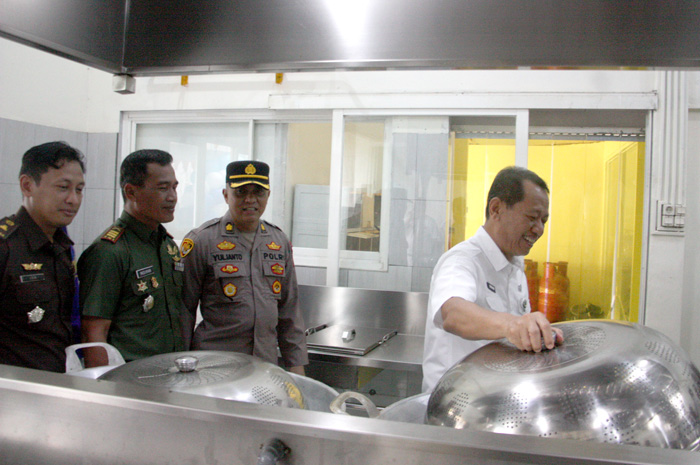 SIAP DISTRIBUSI: Bupati Kudus Samani Intakoris melihat kesiapan dapur makan bergizi gratis di Desa Jati Wetan Kudus.