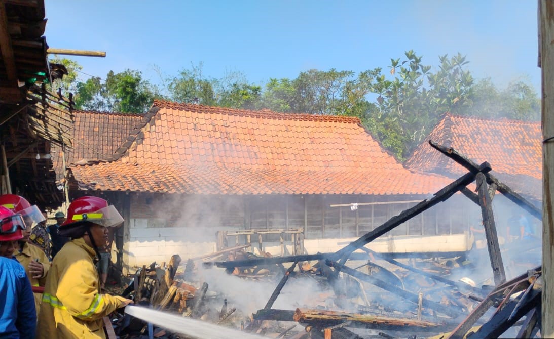 PADAMKAANN API &ndash; Petugas pemadam kebakaran melakukan penyemprotan air di rumah Suyatno, warga Dusun Mrico, Desa Lebak, Kecamatan Grobogan, Kamis (12/6) kemarin.