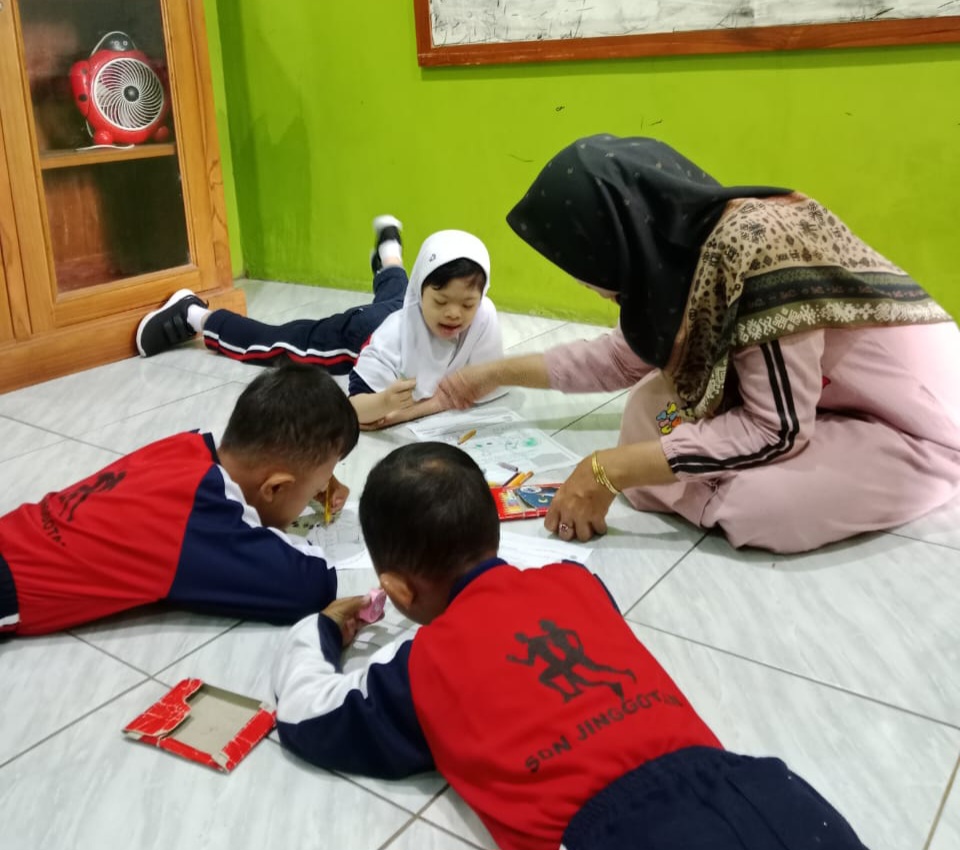 INTERAKTIF: Dwi tengah memberikan deep learning di SDN Jinggotan kemarin.