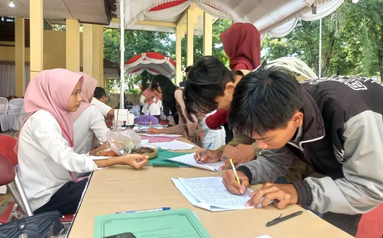 RAMAI: Kondisi job fair 2024 di Kabupaten Grobogan yang ramai peserta.