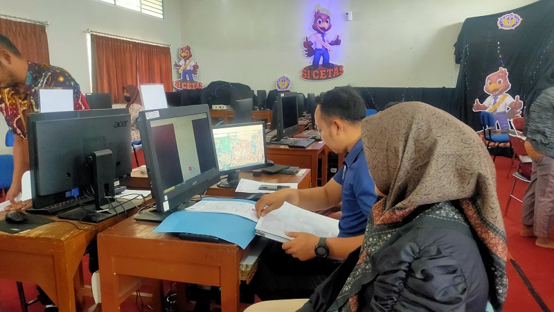 SITUASI SPMB: Operator saat melayani verifikasi pembuatan akun pendaftar SPMB di SMP 1 Jati Kudus.
