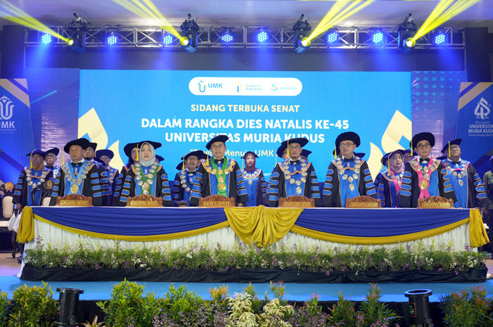 KHIDMAT: Prosesi Sidang Terbuka Senat dalam rangka Dies Natalis ke-45 Universitas Muria Kudus.