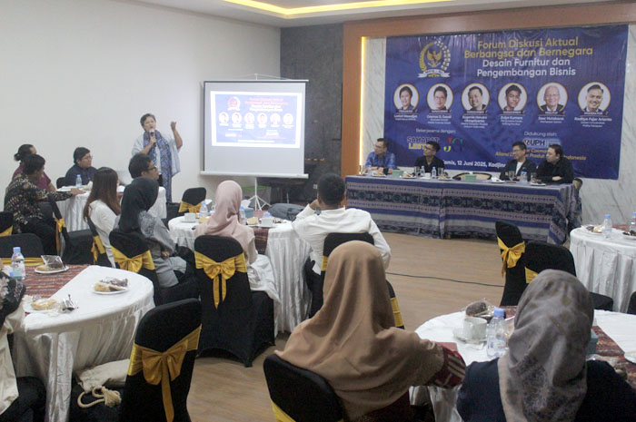 ANTUSIAS: Wakil Ketua MPR RI Lestari Moerdijat berikan pantikan saat diskusi bersama dengan Jepara Gerak dan sejumlah penggiat mebel dan ukir kemarin.