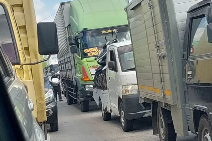 MACET PARAH: Kendaraan dari arah Demak menuju Semarang terjebak macet berjam-jam di jalan raya Pantura Demak.