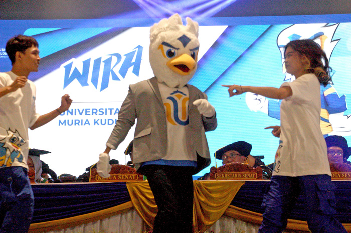 MASKOT BARU: Wira seekor elang putih menjadi maskot kebesaran UMK diperkenalkan di auditorium UMK kemarin.
