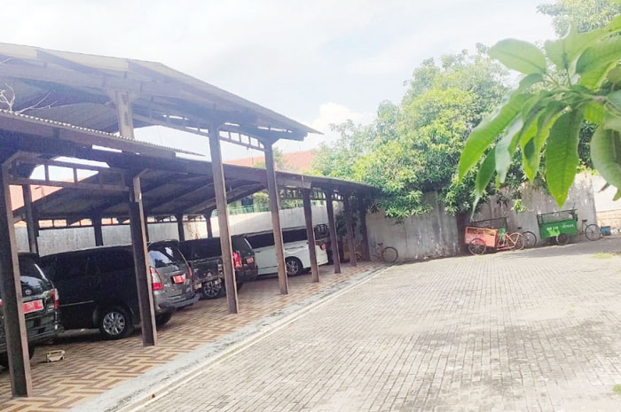 TERSEMBUNYI: Lokasi parkiran di belakang Kantor Darmawantia diduga digunakan sebagai tempat tak terpuji oleh oknum THL dan ASN.