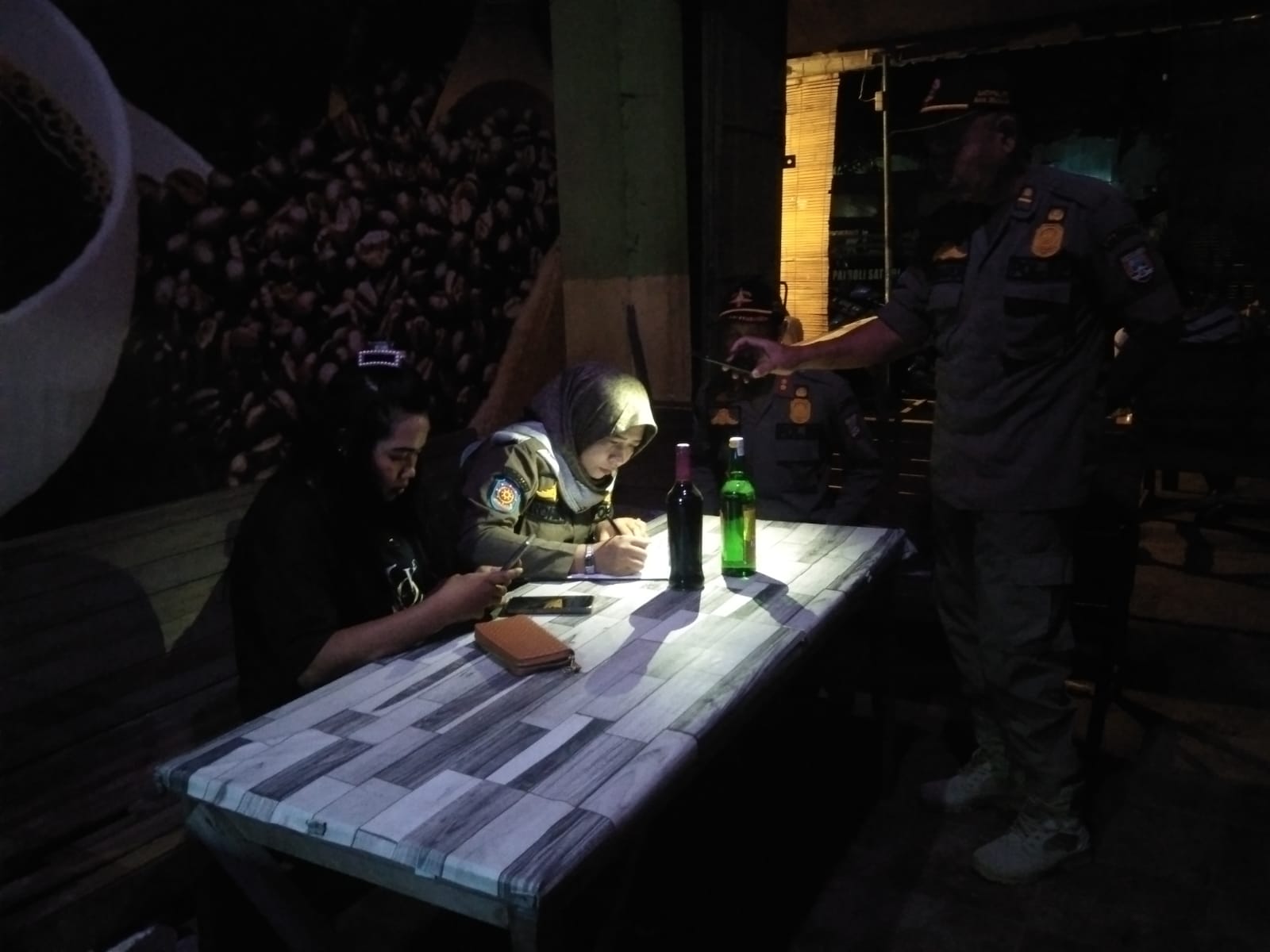 DISISIR: Petugas Satpol PP saat menyisir Gor Mbesi dan pelabuhan Tasikagung, satu sisi mendata&nbsp; miras&nbsp; di warkop (foto bisa di blur), Sabtu (14/6)