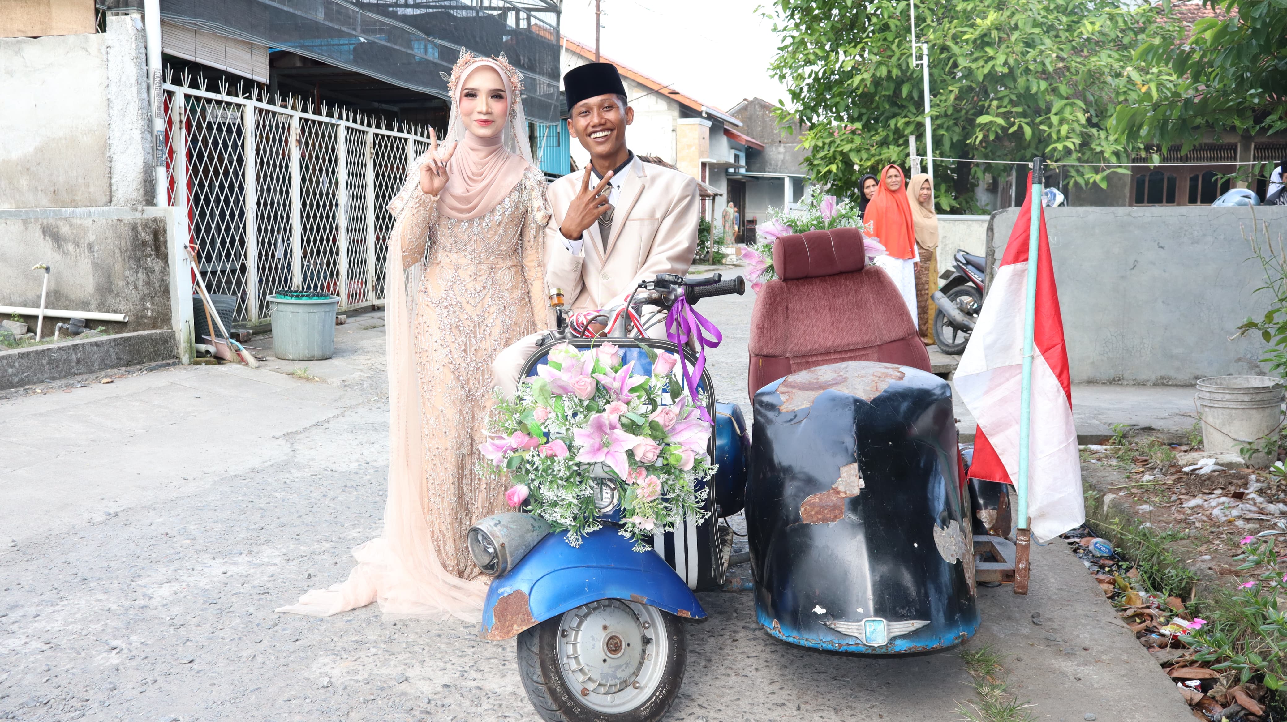 PERNIKAHAN : momen pemuda Jungpasir, Wedung, Demak bersama pasangan foto bareng usai proses iring-iringan, Minggu (15/6/25).