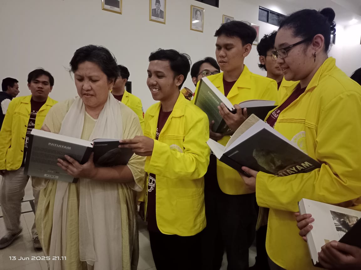 Mahasiswa KKL dari Universitas Indonesia meminta tanda tangan buku Ilmiah Populer Patiayam kepada Lestari Moerdijat