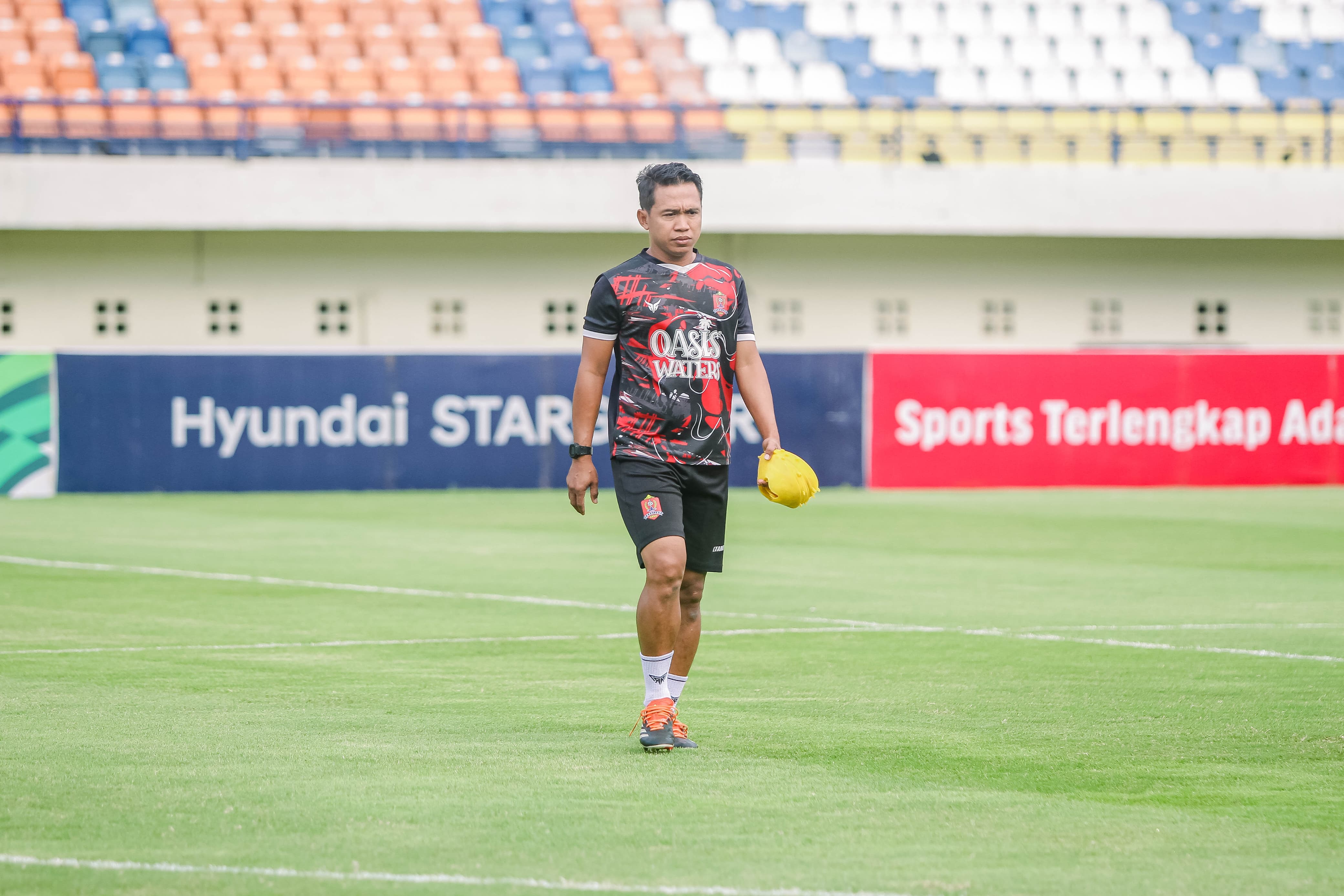 TUNTAS: Coach Noor Hadi saat terlibat latihan belum lama ini.