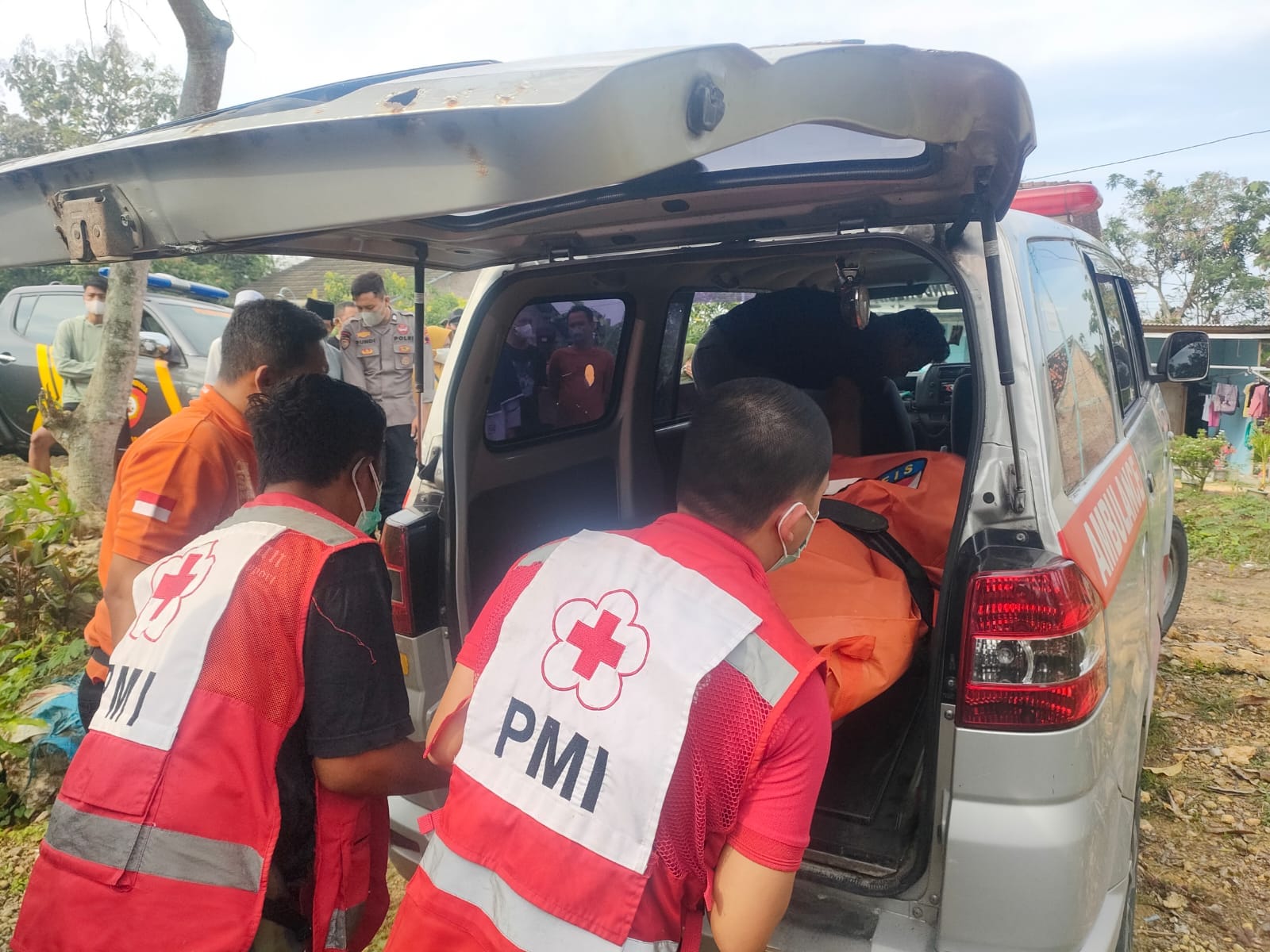 DIBAWA &ndash; Anggota PMI Grobogan membawa korban M yang di temukan di rumahnya Desa Karangrejo, Grobogan.