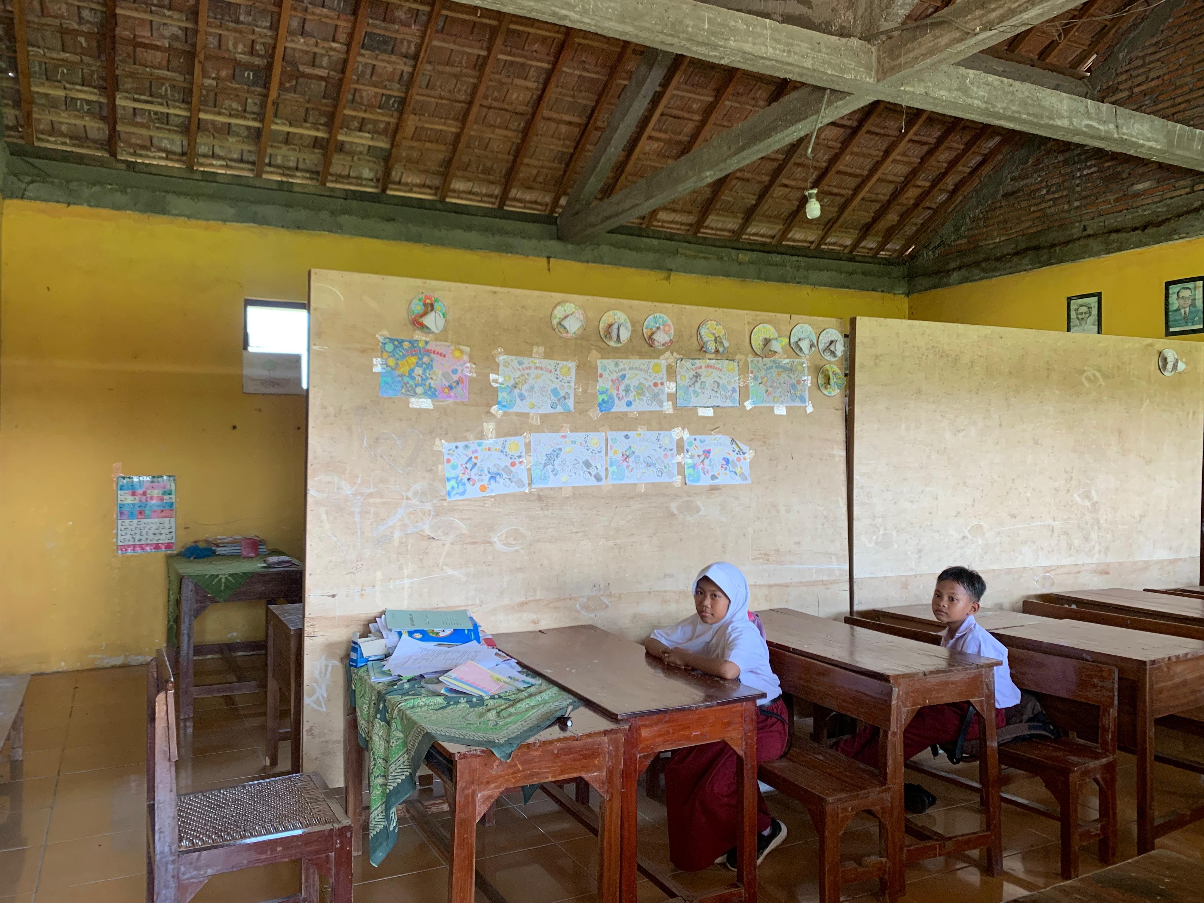 MINIM: Kondisi ruangan SDN 3 Kaliombo yang hanya diberi sekat triplek.