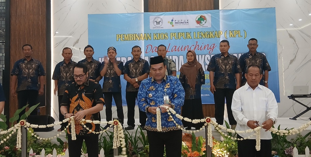 SAH: Bupati Blora Arief Rohman (depan tengah) saat melaunching koperasi Asosiasi Pengecer Pupuk dan Pestisida (Aspenda) Sukses Makmur Kabupaten Blora.