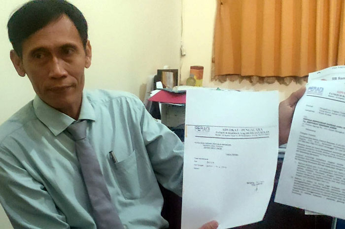 JALUR HUKUM: Kuasa hukum dari pegawai BPPKAD, Fathkur Rahman menunjukkan surat laporan dari Polda Jateng kemarin.