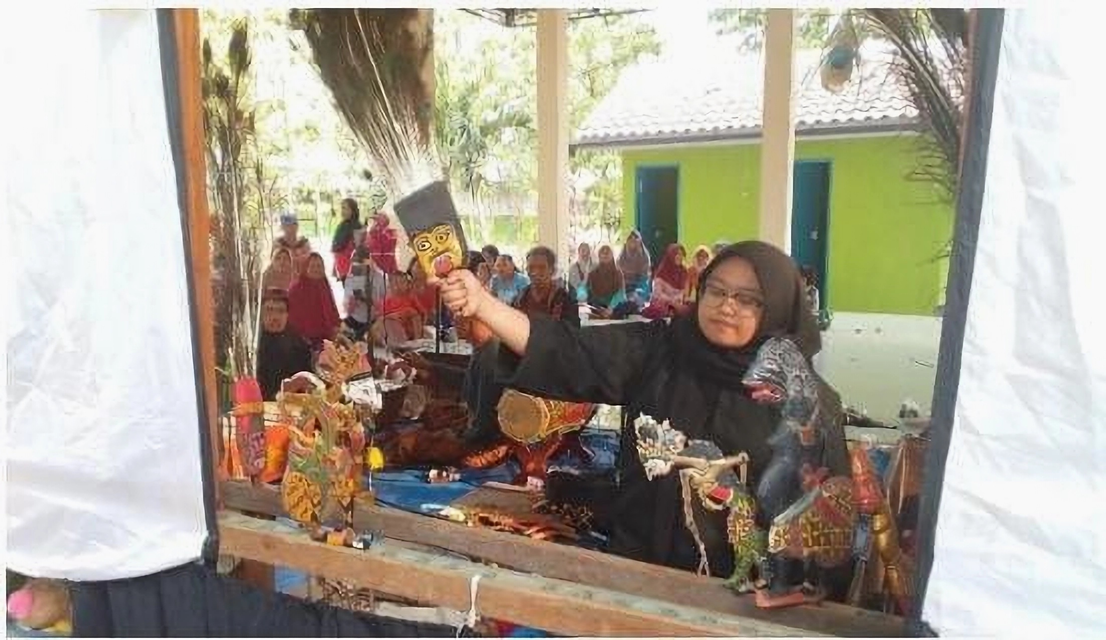 ATRAKTIF: Isnawati, Dalang Muda asal Blora saat tampil menunjukkan bakat di acara kebudayaan.