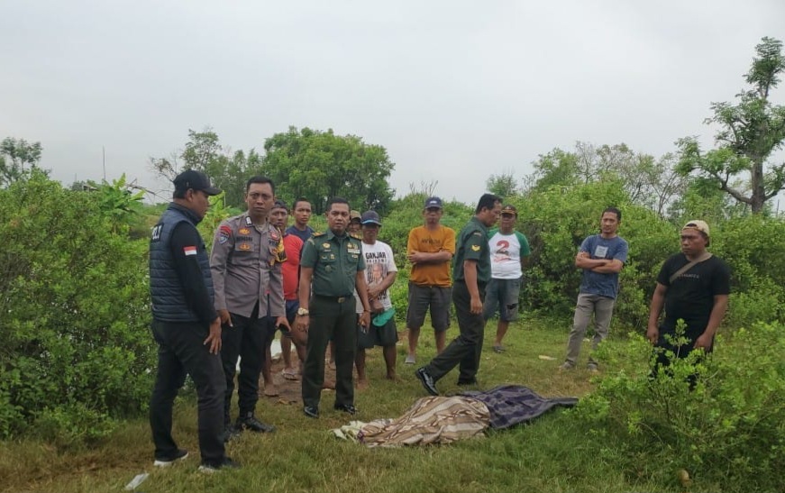 EVAKUASI: Aparat kepolisian-TNI bersama relawan dan warga mengevakuasi korban kemarin.
