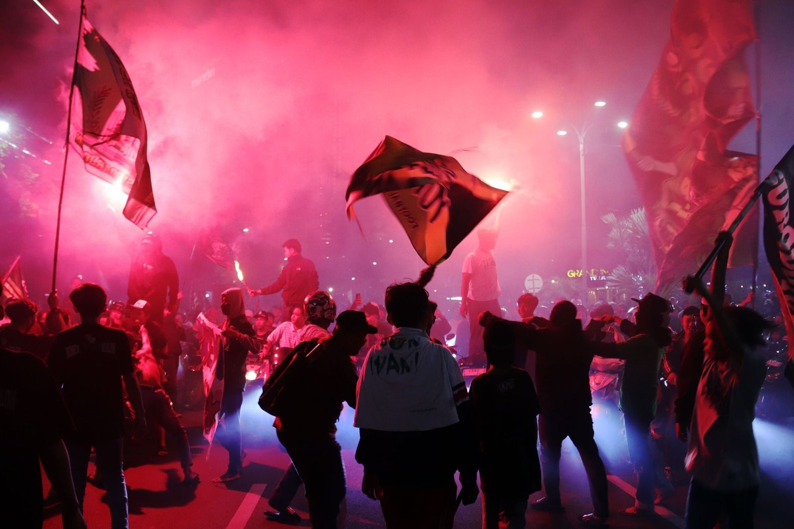 EUFORIA: Ribuan suporter Persebaya Surabaya, Bonek menyalakan flare serta kembang api, dalam perayaan Anniversary 98 tahun di sepanjang jalan Gubernur Suryo, Rabu (18/6). (ANDY SATRIA/RADAR SURABAYA)