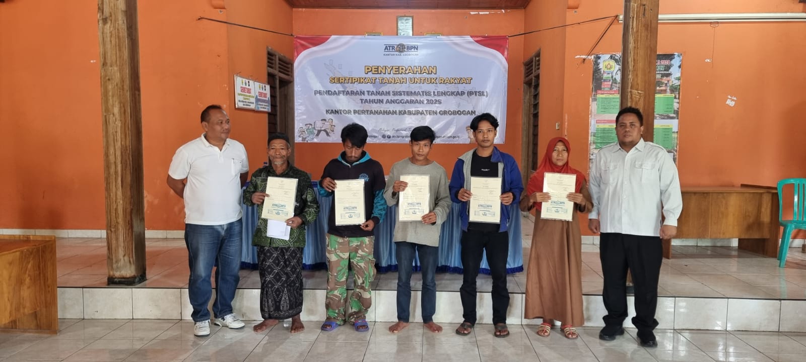 DISERAHKAN: Sebanyak 88 warga Desa Godan Kecamatan Tawangharjo saat menerima sertifikat PTSL.